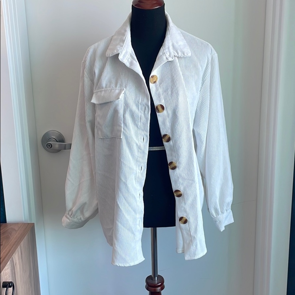 Cordaroy white button up w tortoiseshell buttons